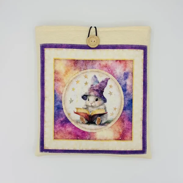 Funda acolchada de tela para saco de agua tamaño mediano, hecha a mano en algodón color crema, con cierre de botón de madera grabado y forro interior protector.