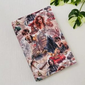Funda de tela hecha a mano para libros, con solapas protectoras y acabado suave al tacto. Vista superior sobre fondo claro.