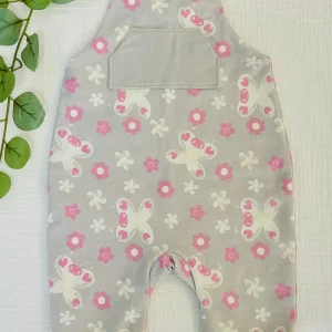 Peto infantil gris con estampado de mariposas y flores rosas