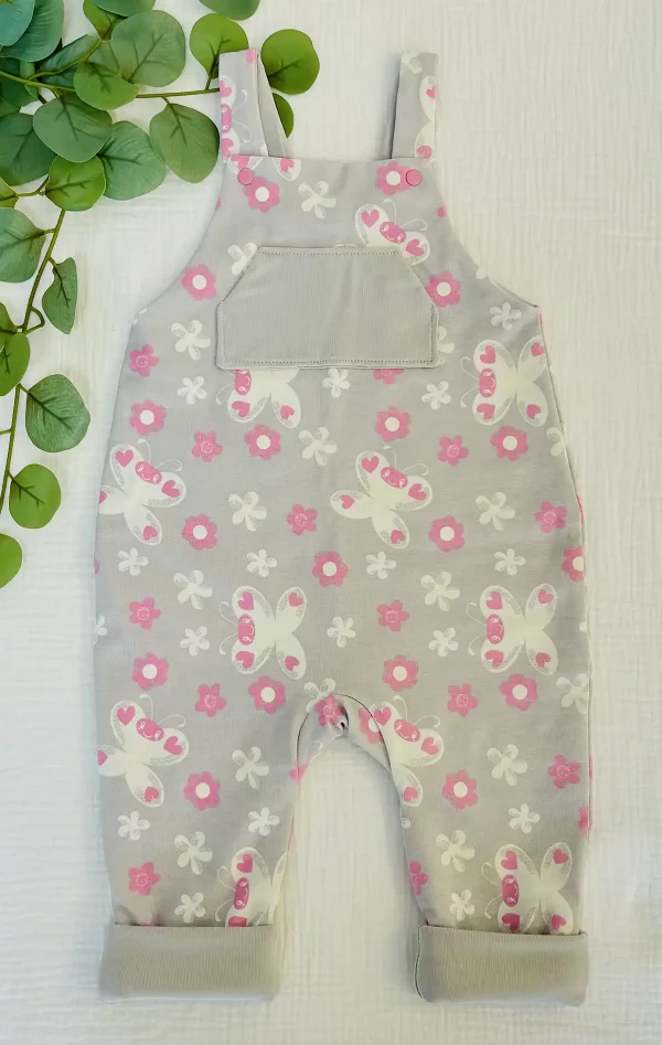 Peto infantil gris con estampado de mariposas y flores rosas