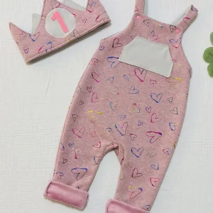 Peto rosa con estampado de corazones y corona a juego para primer cumpleaños