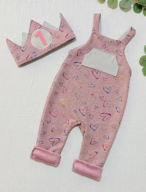 Peto rosa con estampado de corazones y corona a juego para primer cumpleaños