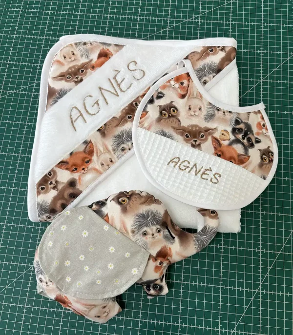 Set de babero, toalla y muñeco personalizado con estampado de animales del bosque y bordado artesanal.