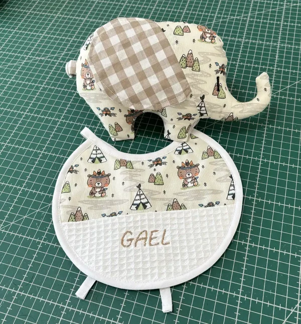 Babero personalizado con estampado tribal de ositos y detalle en tela waffle con nombre bordado a mano.