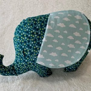 Elefante de tela hecho a mano con estampado de estrellas en tonos azul oscuro y oreja de algodón con diseño de nubes, ideal como peluche decorativo o juguete para bebé