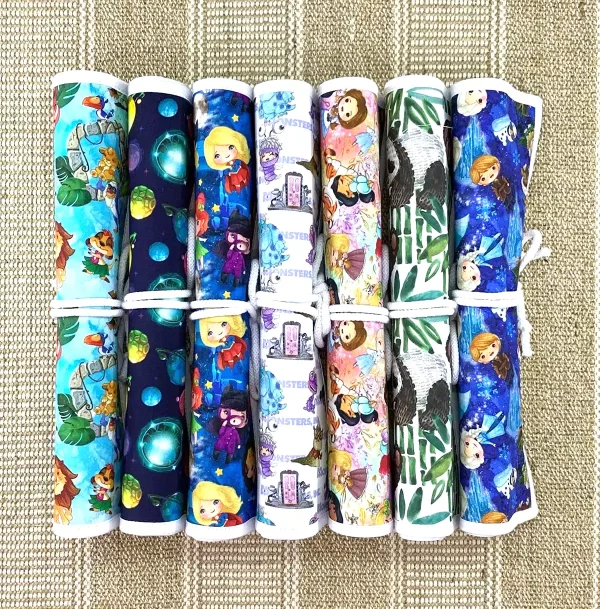 Colección de pizarras infantiles personalizadas enrolladas, con diferentes estampados y hechas a mano.
