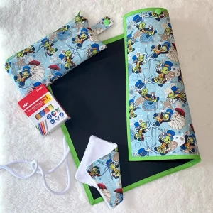 Pizarra infantil con diseño del grillo y la cigarra. Incluye estuche a juego y tizas de colores.