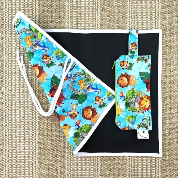 Pizarra infantil personalizada con diseño de leones y animales de la selva. Superficie reutilizable con marco de tela hecha a mano.