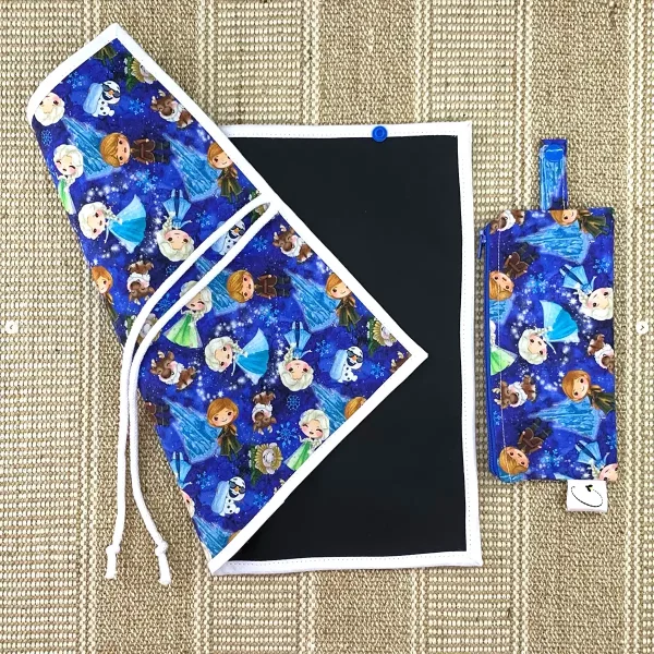 Pizarra infantil con estampado de personajes de Frozen en tonos azules y blancos. Un regalo mágico para pequeños artistas.