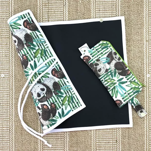 Pizarra infantil personalizada con estampado de osos panda y bambú. Ideal para niños creativos.