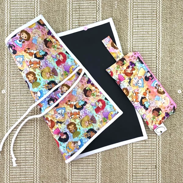 Pizarra infantil personalizada con estampado de princesas. Diseño artesanal con superficie reutilizable para pintar y borrar.
